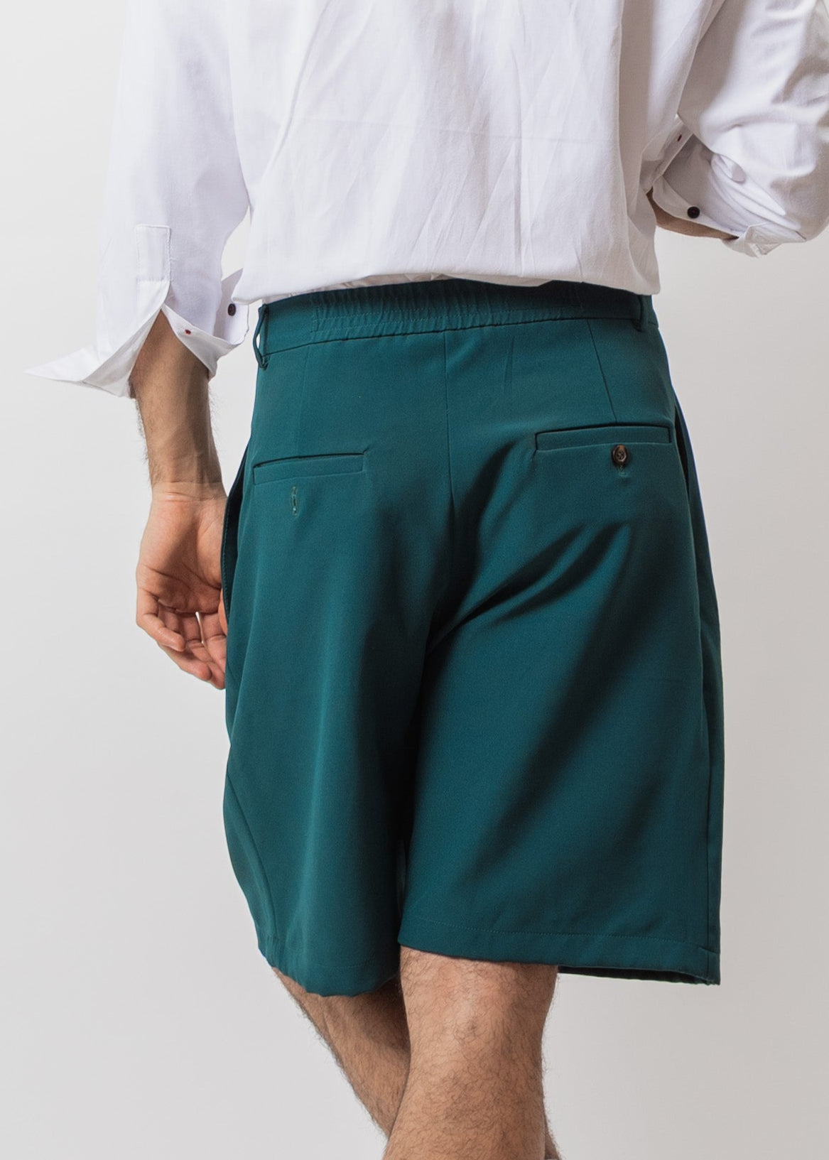 SHORT CON PINZAS DRITTO