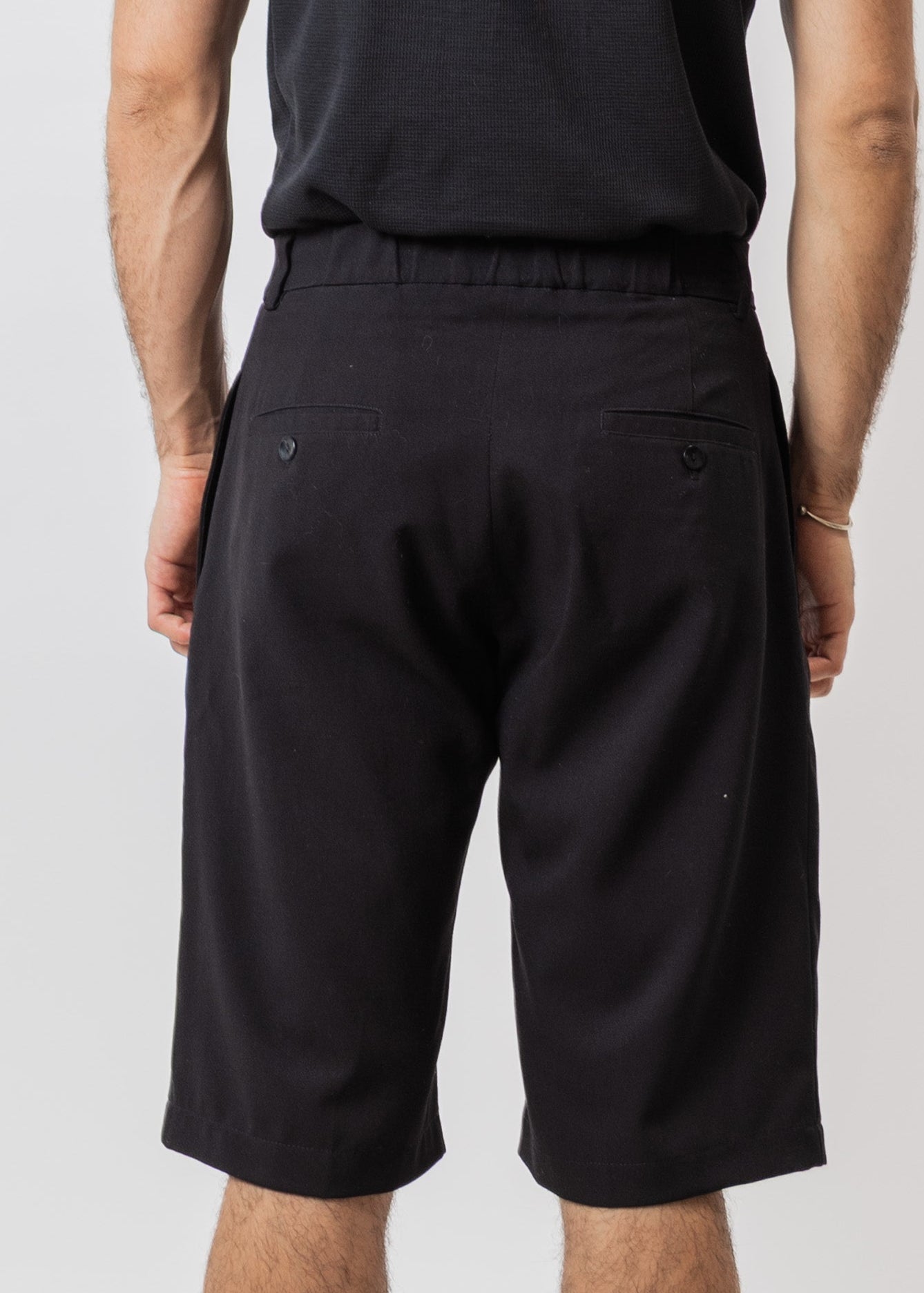 SHORT CON PINZAS DRITTO