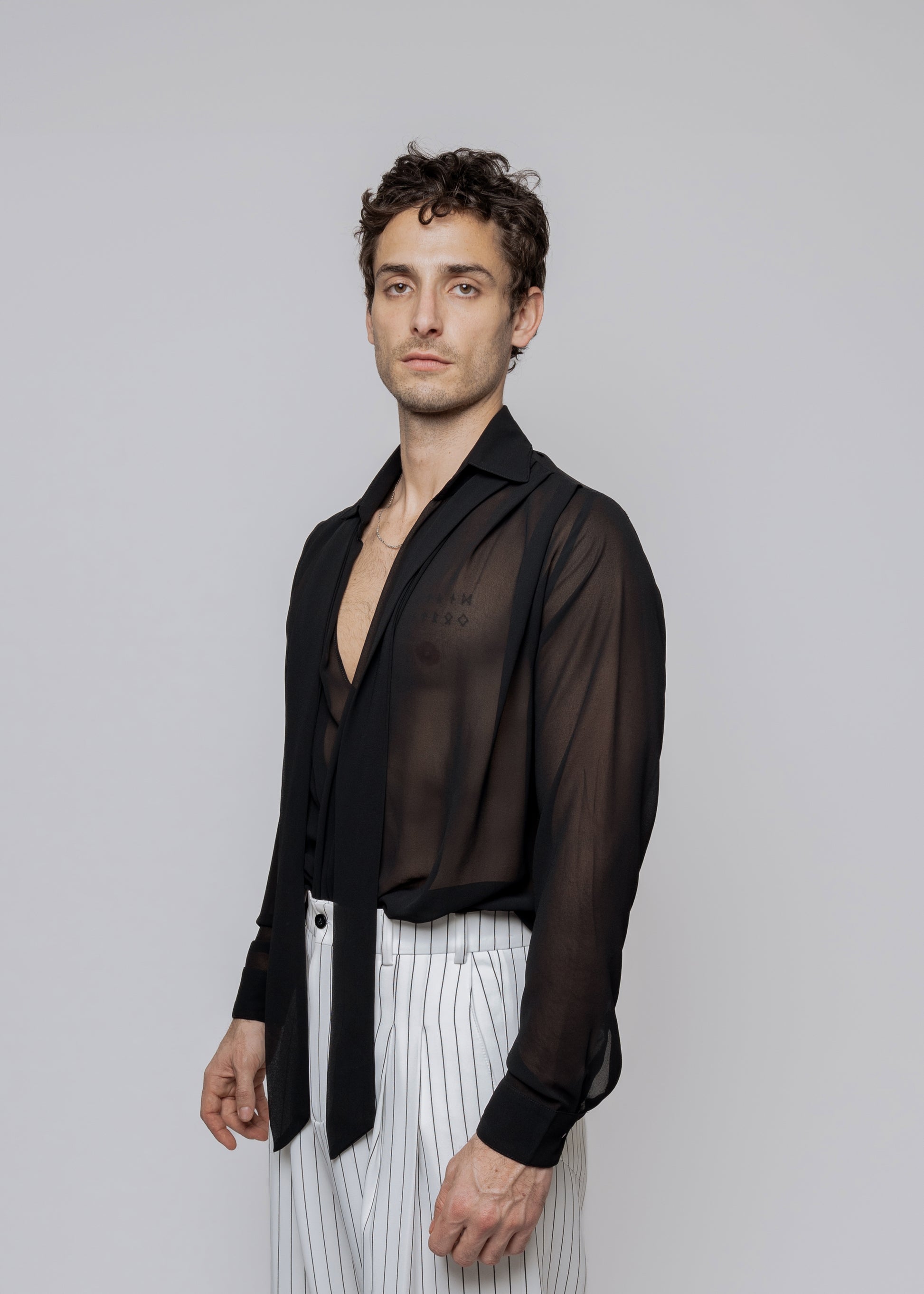 CAMISA CON CORBATÍN TRASLUCIDA