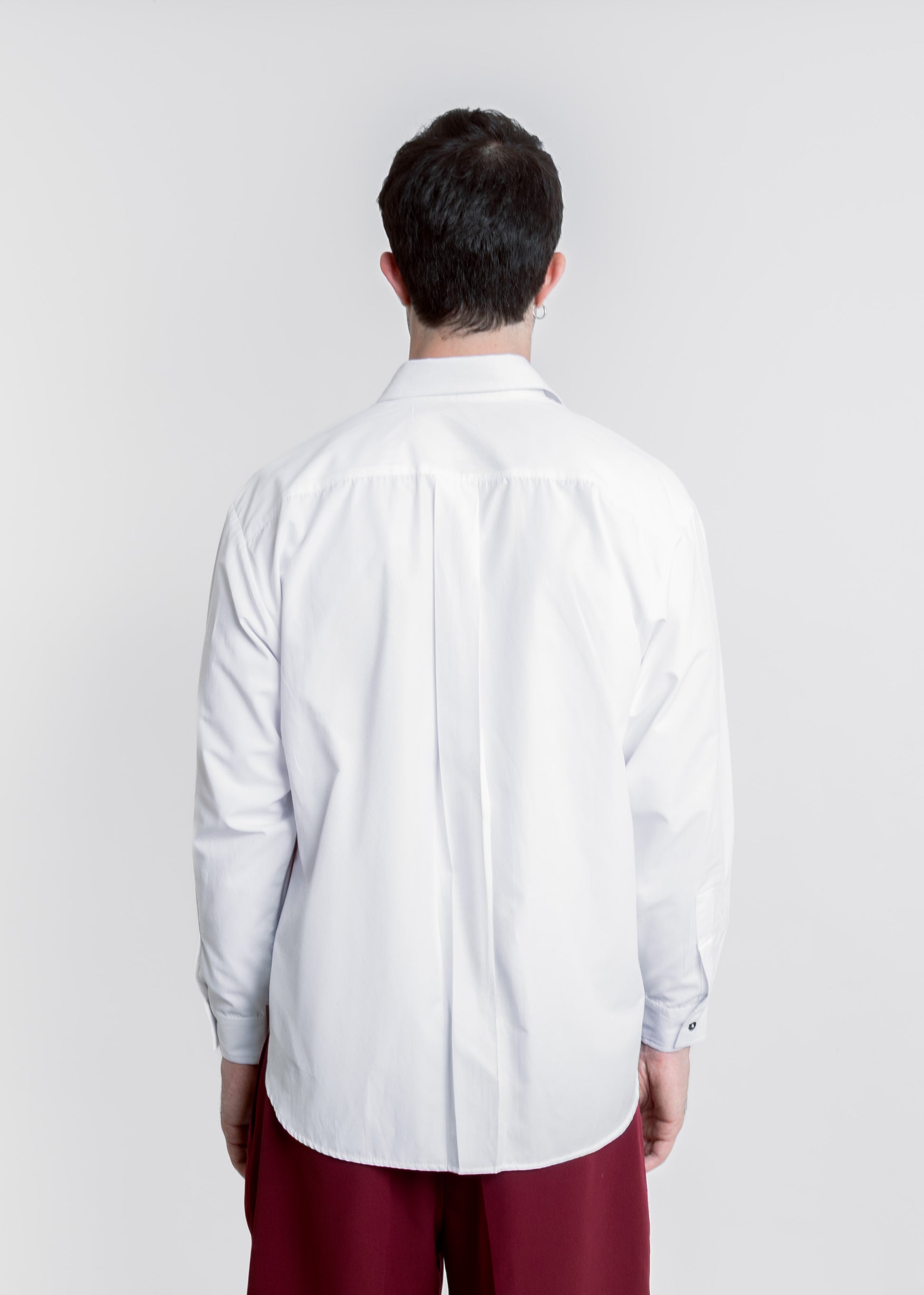 CAMISA CON FLOR EN CONTRASTE