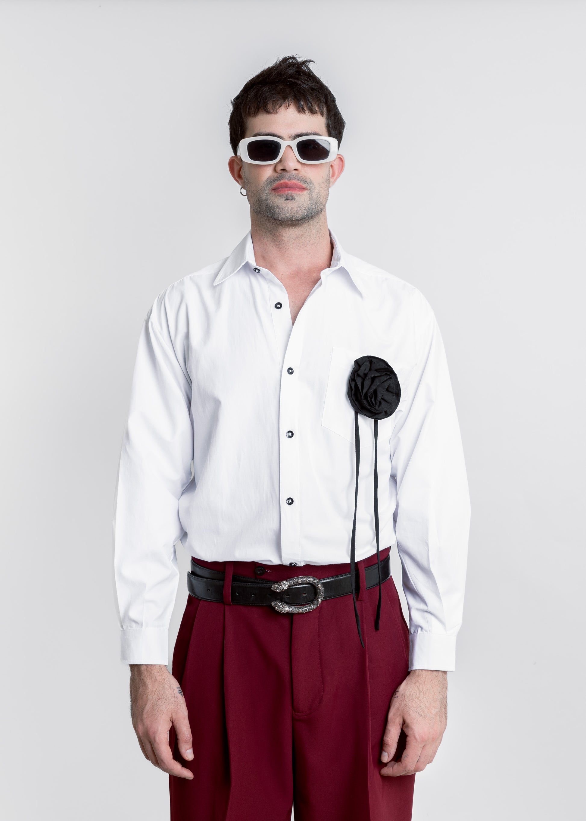 CAMISA CON FLOR EN CONTRASTE