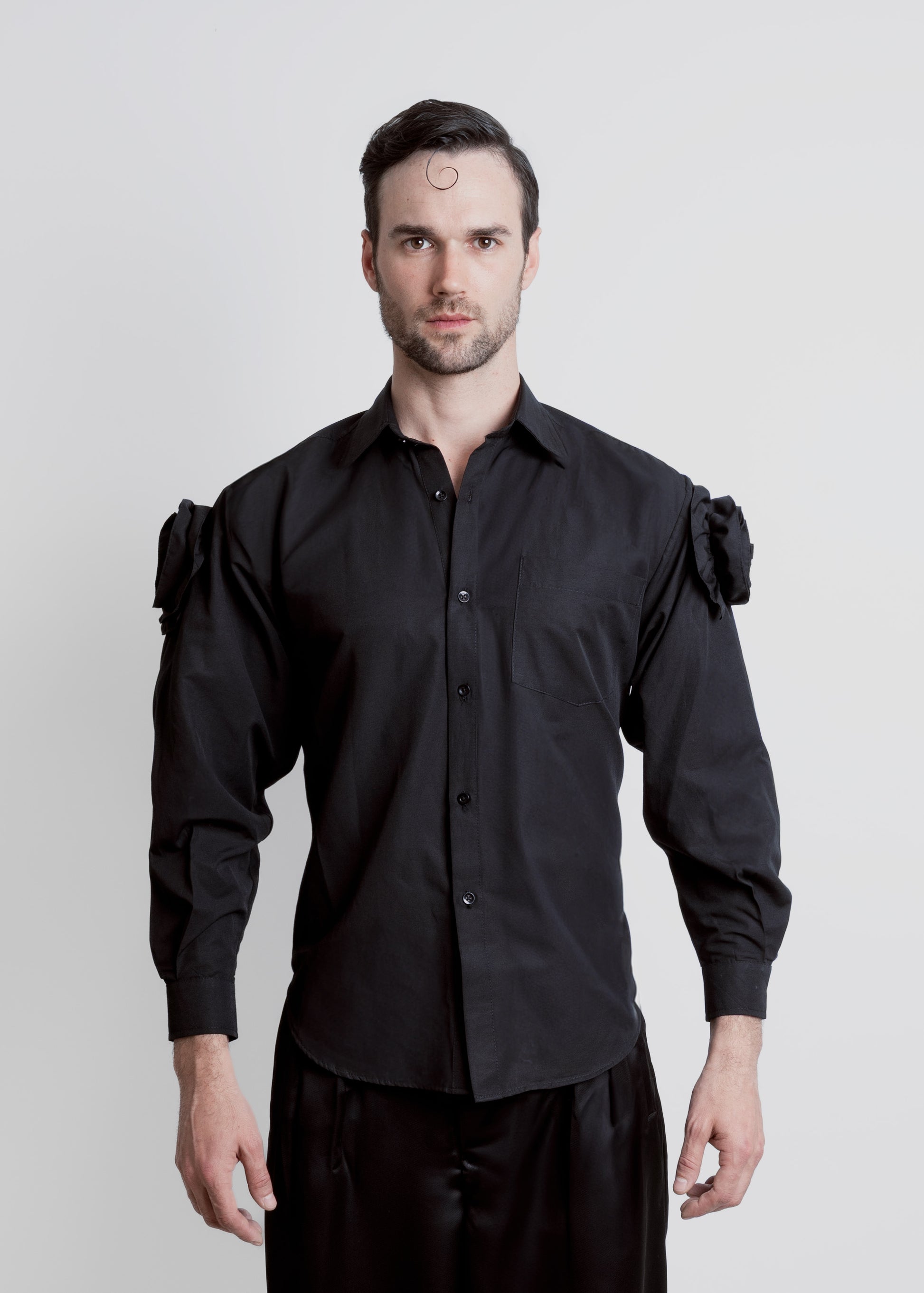 CAMISA NEGRA FLORES LATERALES