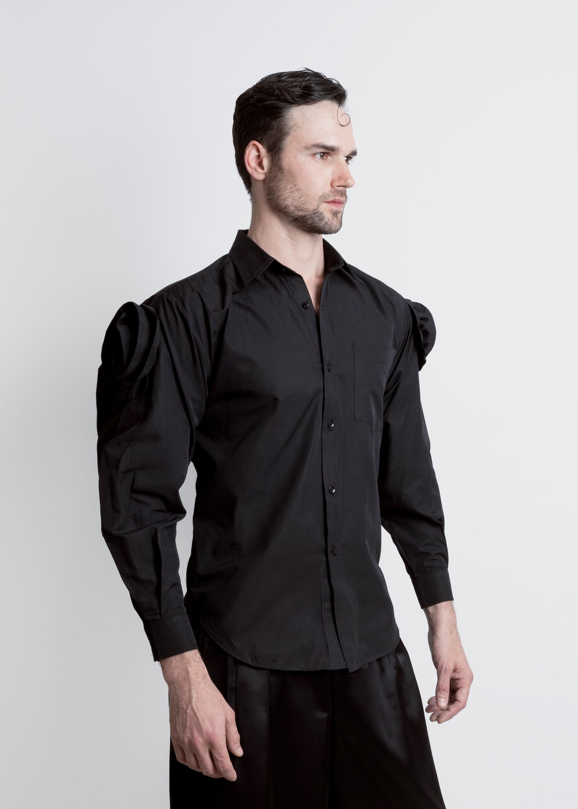 CAMISA NEGRA FLORES LATERALES