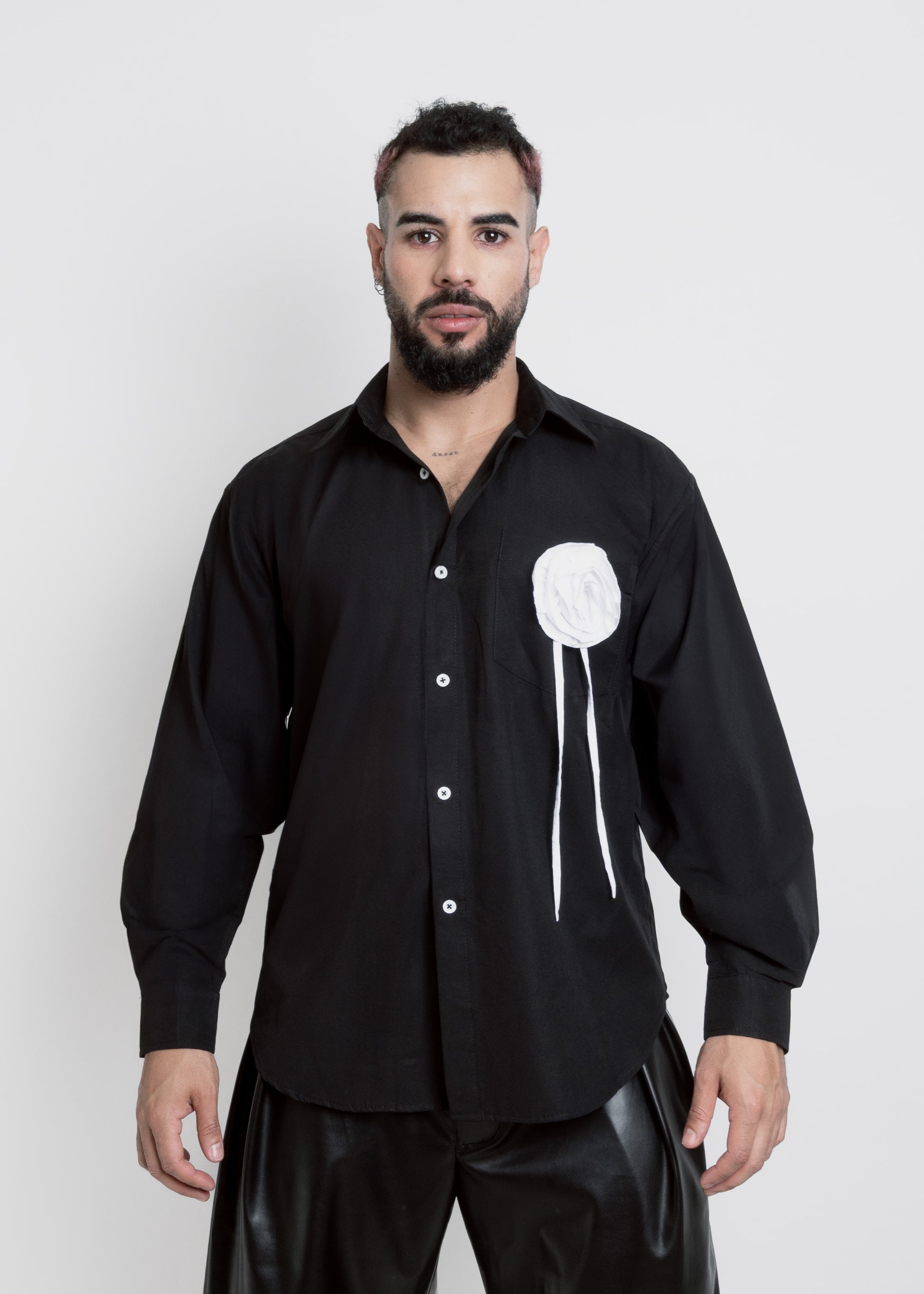 CAMISA CON FLOR EN CONTRASTE