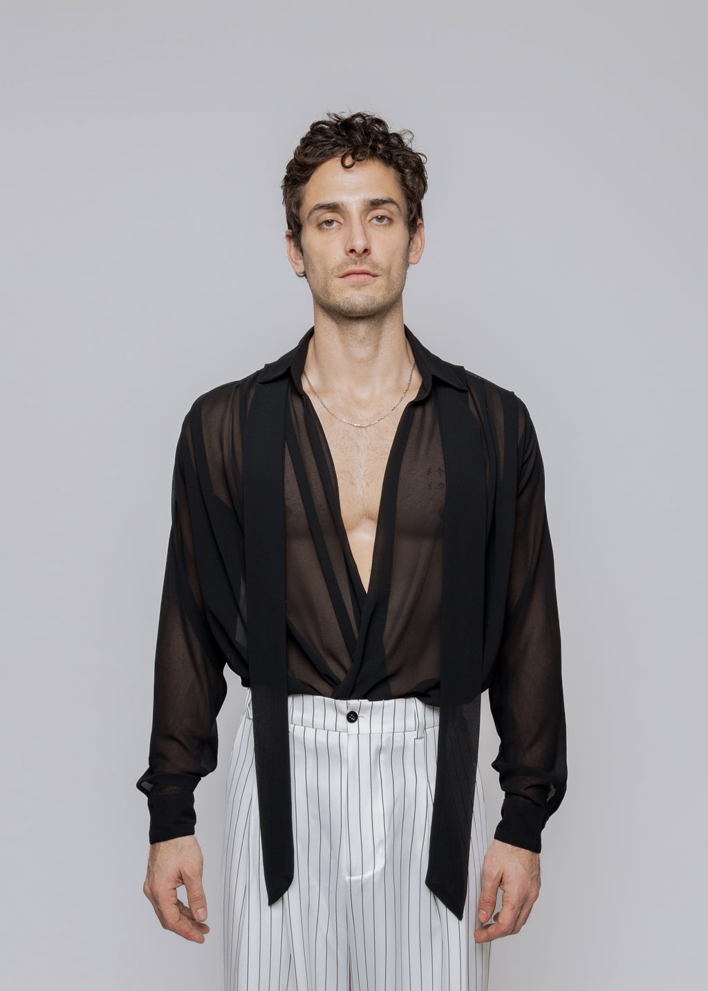 CAMISA CON CORBATÍN TRASLUCIDA