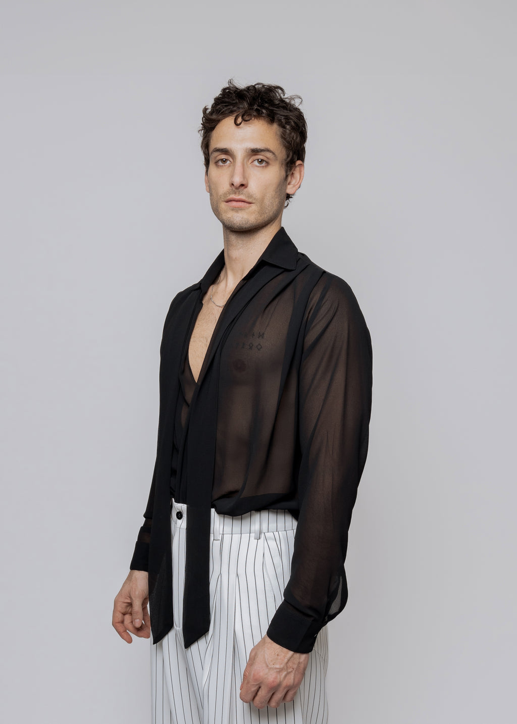 CAMISA CON CORBATÍN TRASLUCIDA