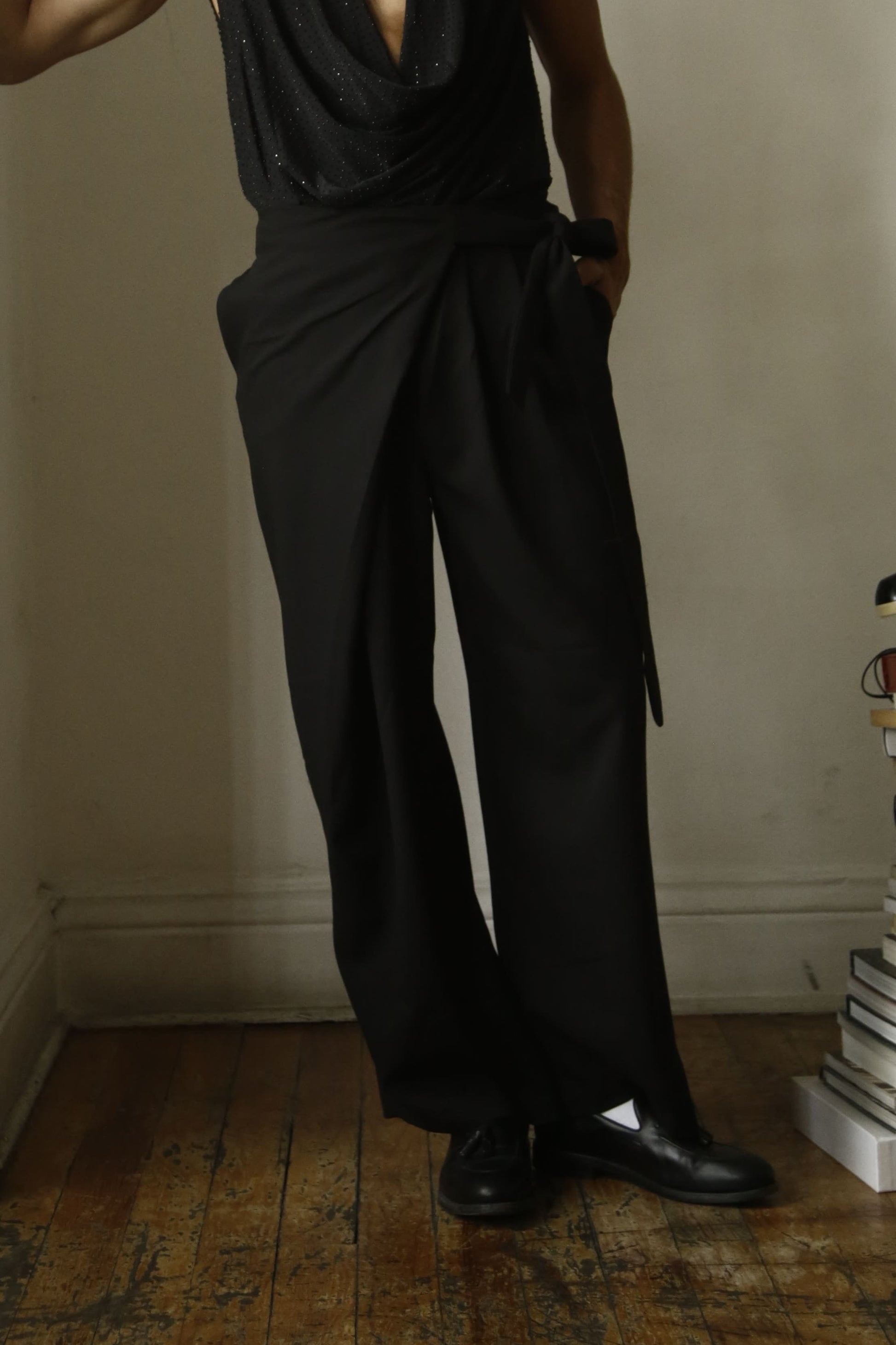 PANTALÓN NEGRO DRAPPEADO
